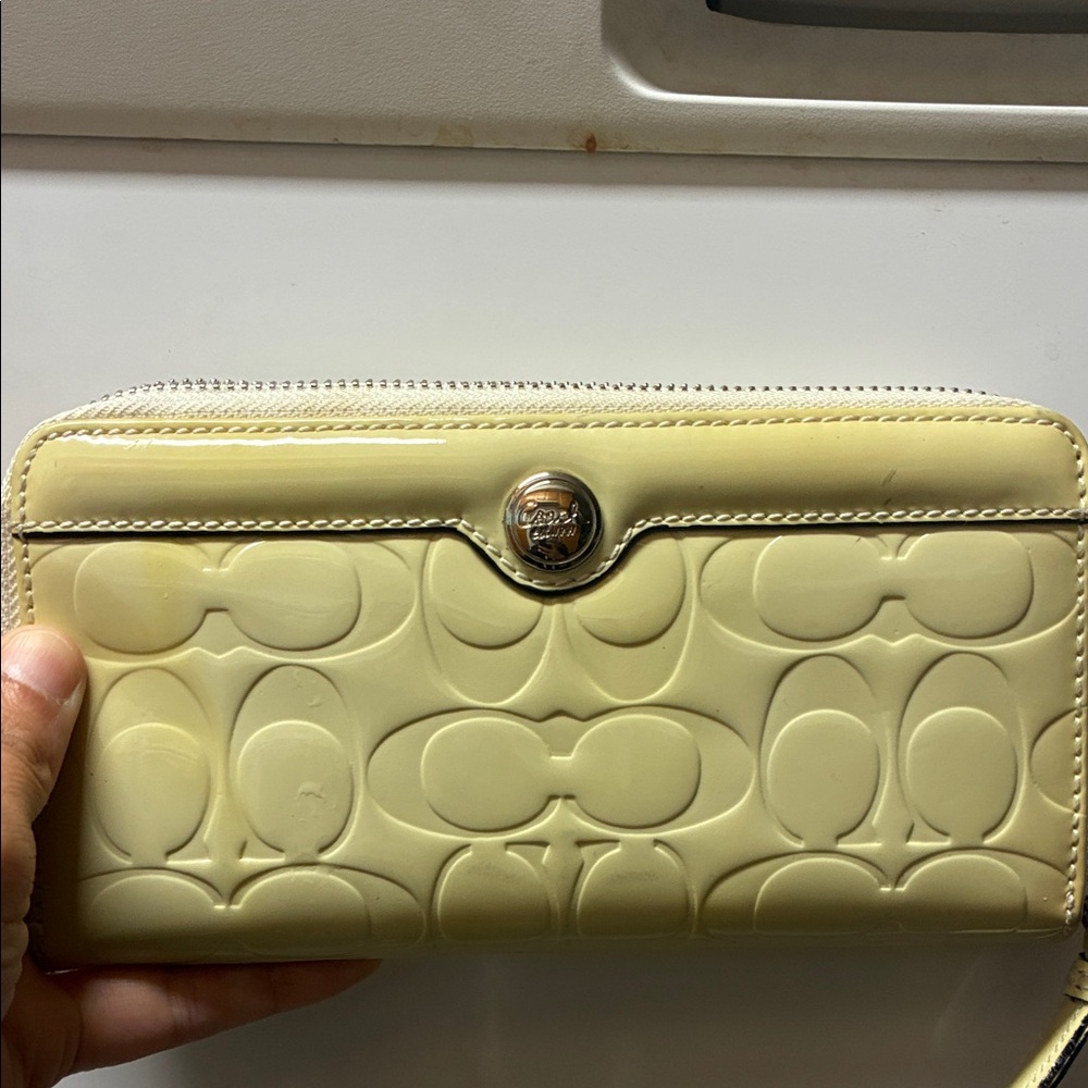 ‼️Coach Cream Embossed Wallet‼️ - Picture 3 of 8